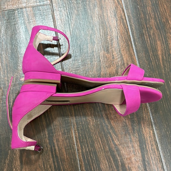 Fuchsia sandals - Picture 2 of 4